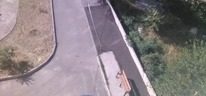 Сделал парковку с ограждением: в Днепре мужчина захватил землю во дворе многоэтажки