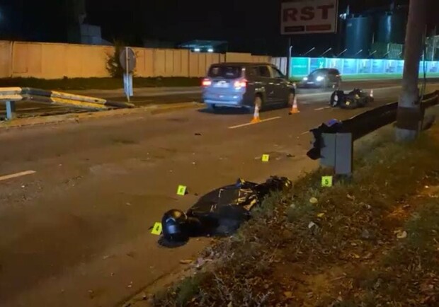 В Киеве водитель скутера погиб после столкновения с отбойником. Фото: Вартові Еспресо