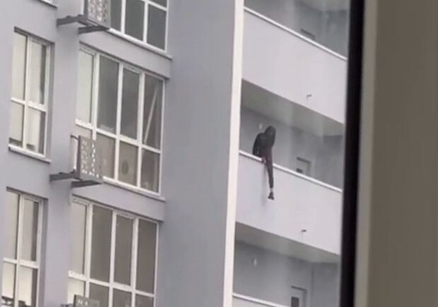 На Позняках 17-летняя девушка трижды пыталась спрыгнуть с балкона. Фото: скриншот