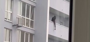 Выбирала высоту: на Позняках 17-летняя девушка трижды пыталась спрыгнуть с балкона