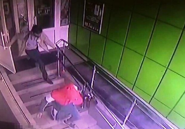 В Киеве парень вернулся в магазин после попытки его ограбить. Фото: Національна поліція