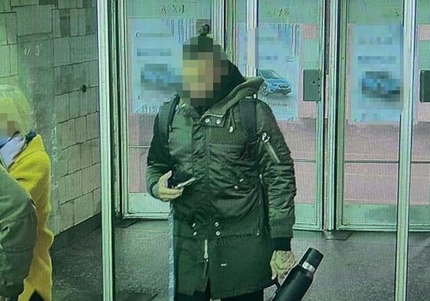 В киевском метро иностранец угрожал пассажирам пистолетом. Фото: Полиция Киева