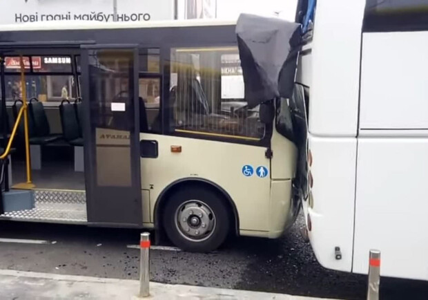 На Петровке водитель маршрутки перепутал педали и врезался в автобус. Фото: скриншот