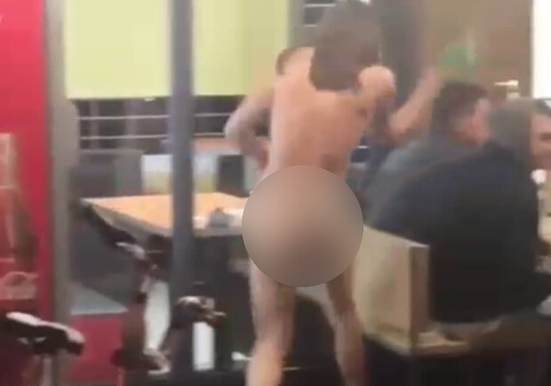 В Киеве голый неадекват напал на посетителей кафе со стеклянной бутылкой. Фото: скриншот