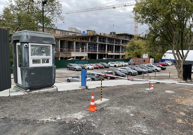 На Арсенальной строят две новых парковки. Фото: Юрий Хорунжий