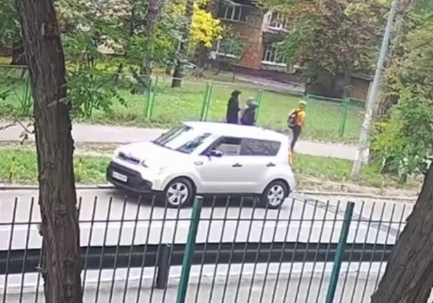 В Киеве группа подростков ограбила сверстника. Фото: скриншот видео