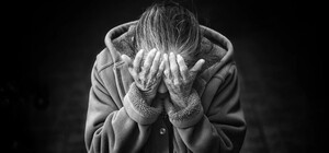 Коробки вместо квартиры: на Борщаговке заметили пенсионерку, которая живет на остановке