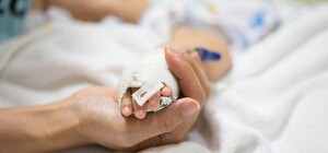 Потянул чайник за шнур: в больницу Запорожья попал малыш с жуткими ожогами