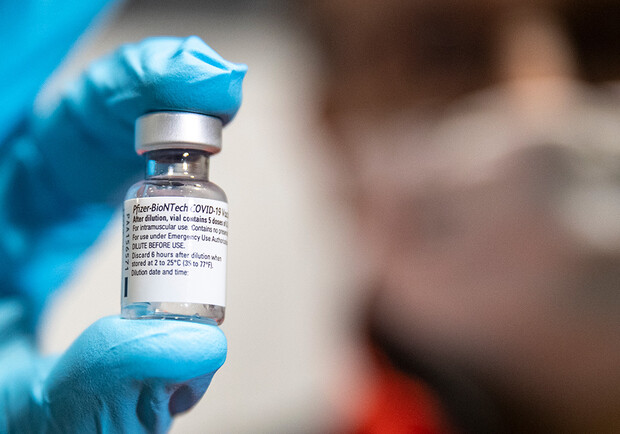 Минздрав утилизирует 34 тысячи доз вакцины Pfizer. Фото: Maja Hitij/Getty Images 