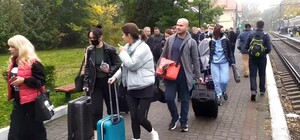 Поїзд їде – воно лізе: у мережу виклали відео приїзду депутатів «Слуга народу» у Трускавець 