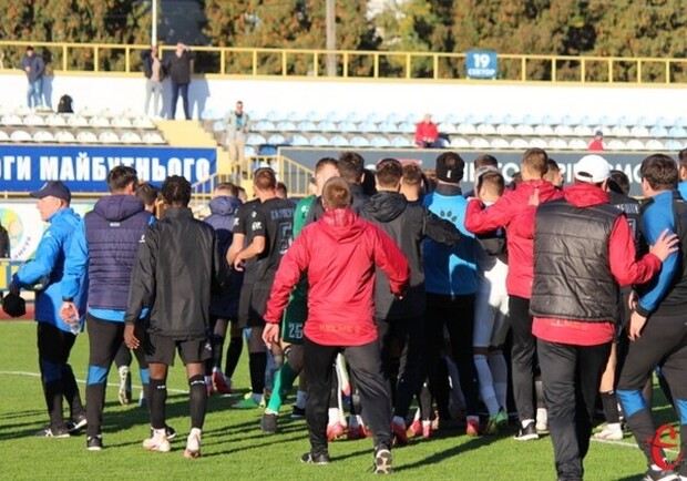 Игроки "Подолья" и "Олимпика" устроили драку на футбольном поле. Фото: ye.ua