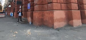 Мог упасть на пешеходов: на Героев Майдана от дома отпал большой кусок облицовки