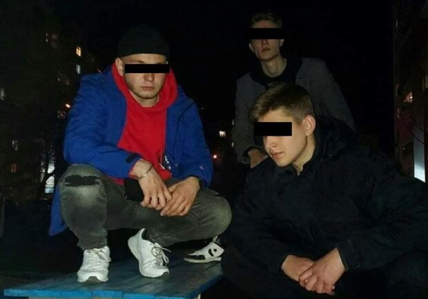 В Чернигове подростки сняли на видео избиение и убийство полицейских. Фото: "Подслушано в полиции"