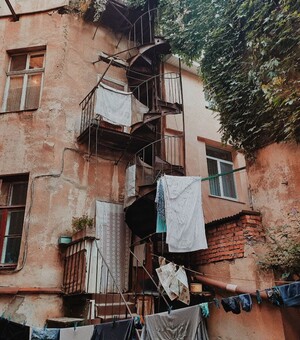 Полюбуйся исчезающей Одессой: семь двориков со старинными лестницами