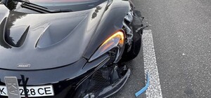 Хвастался нарушениями: в Киеве любитель быстрой езды разбил суперкар McLaren