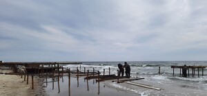 Простор: на пляже в Аркадии убрали настил