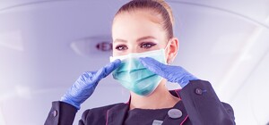 Аплодировал весь салон: в Киеве полицейские вывели из самолета скандального пассажира