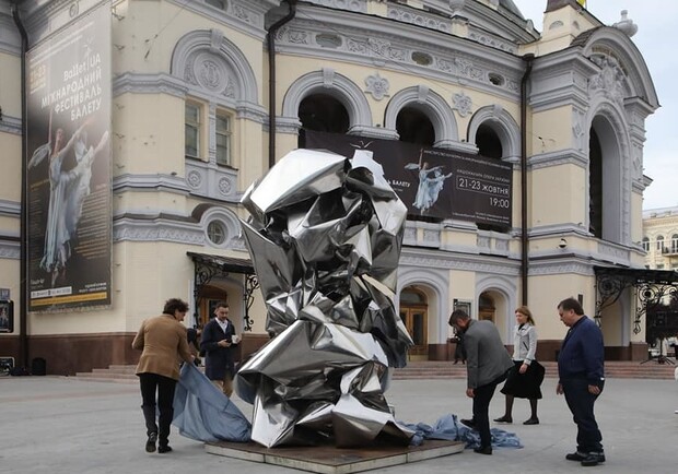 Необычная скульптурная инсталляция у киевской Оперы. Фото: Укринформ