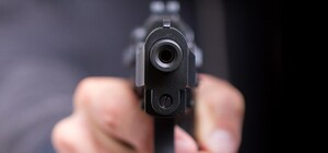 Весь салон в крови: мужчина подстрелил двоих человек и угнал элитное авто