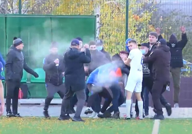 На матче "Сумы" — "Перемога" болельщики устроили драку и напали на футболистов. Фото: скриншот видео