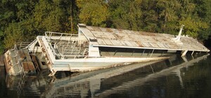 Пустят с молотка: в Днепре продают затонувший теплоход