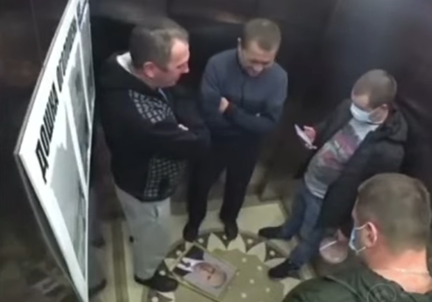 В лифте одной из многоэтажек в Киеве повесили портрет Путина. Фото: t.me/stolytsa/