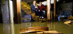 Сидят без отопления: на Троещине подвал многоэтажки второй год подряд затапливает водой