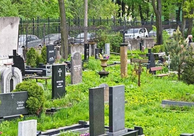 Жители села на Киевщине жалуются на расширение границ кладбища. Фото: kyiv.comments.ua