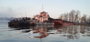 Из-за тумана: в Днепре в районе лесопарка баржа протаранила остров