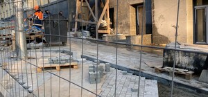 Не прокатило: в центре демонтируют парковку, ради которой вырубили деревья