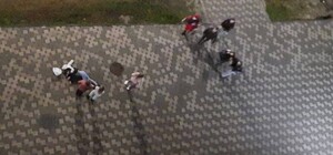 Увезли в неотложку: под Градусником трое подвыпивших девушек зверски избили прохожую, сделавшую им замечание