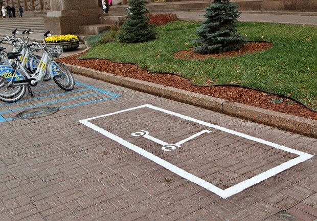 В Киеве появились первые парковки для электросамокатов. Фото: Константин Усов