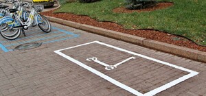 Под конец сезона: в Киеве появились первые парковки для электросамокатов