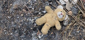 Лежала на землі: серед ночі у Львові підібрали п'яну жінку з дитиною