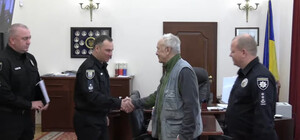 Заподозрил неладное: в Киеве пенсионер задержал мошенницу в собственной квартире