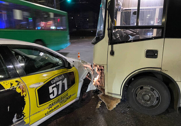 На Троещине столкнулись такси и маршрутка, одна пассажирка пострадала. Фото: t.me/magnoliaTVnews