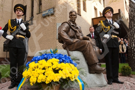 Памятник установили на общественные деньги. Фото с сайта ukrafoto.com