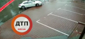 Porsche в центре Киева снес парковочные столбики, потерял номер, а потом быстро уехал