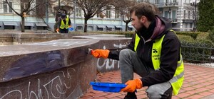 Волонтеры отмыли граффити перед Оперой, но площадь снова разрисовали