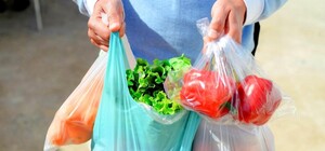 Одноразові пластикові пакети в Україні стануть платними 