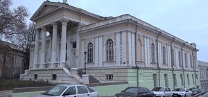 Работники старинного музея в Одессе красят фасад здания зеленой краской