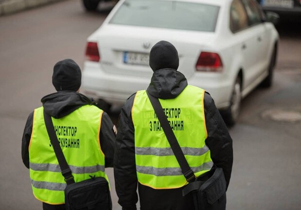 Сколько зарабатывают инспекторы по парковке в Киеве. 