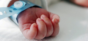 В Днепре спасают тяжело больного младенца, которого бросила мама