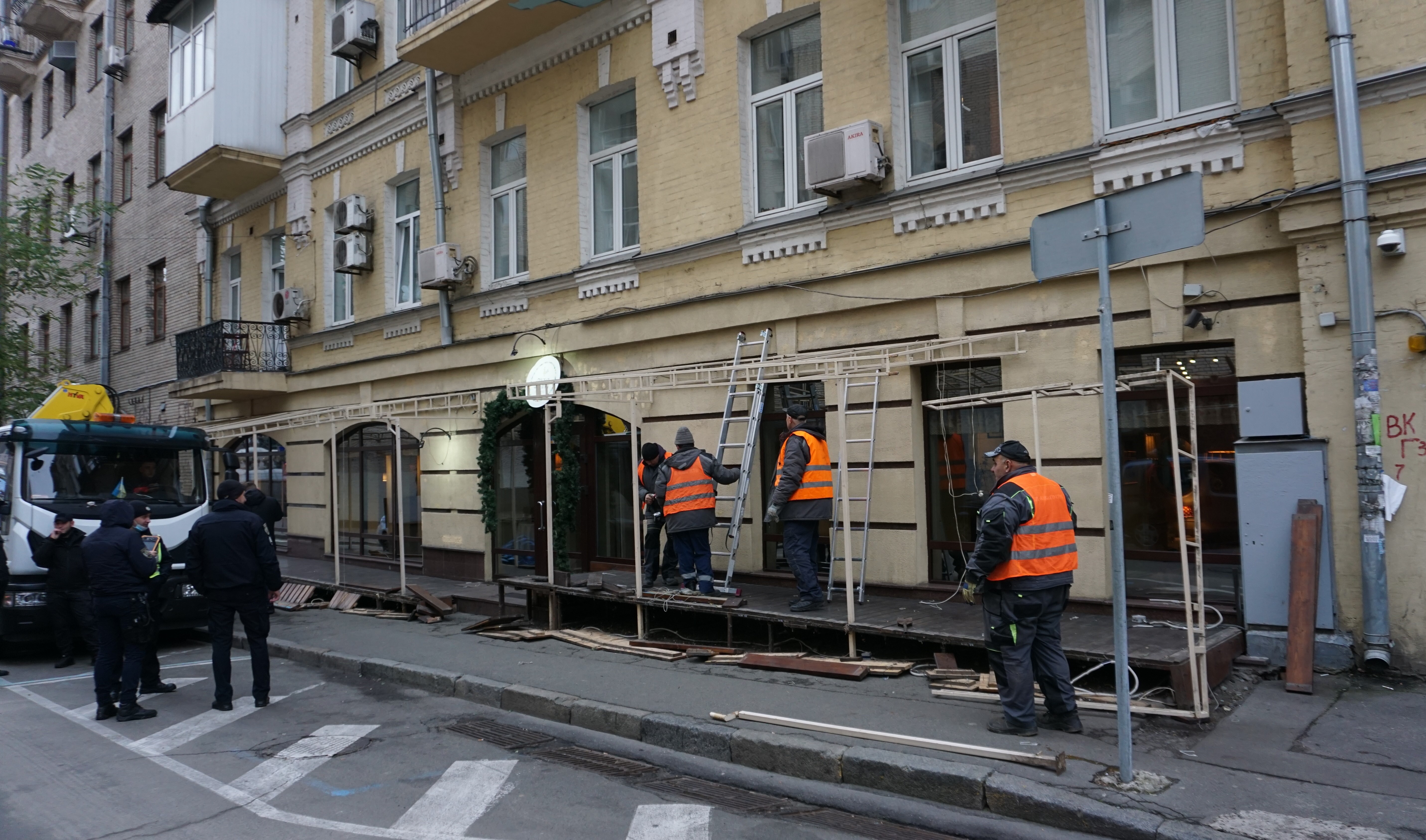 В Киеве начали демонтировать летние площадки
