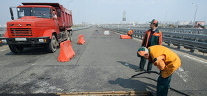 Асфальт на мосту Кирпы: обещали 30 лет, а не выдержал 20 градусов