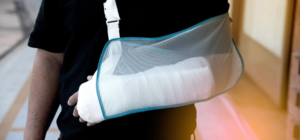 Возле Александровской больницы охранник напал на киевского адвоката