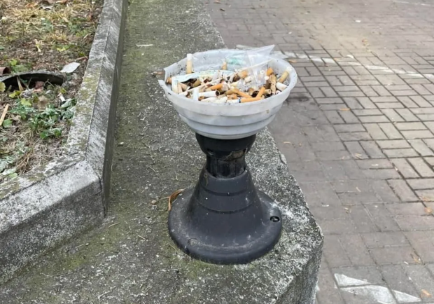 В центре Киева курильщики используют уличные фонари как пепельницы. 