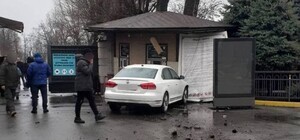 В Межигорье автомобиль на большой скорости влетел в билетную кассу