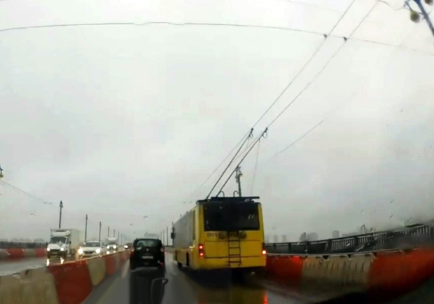 В Киеве из-за непогоды остановились троллейбусы: людям пришлось идти пешком. 