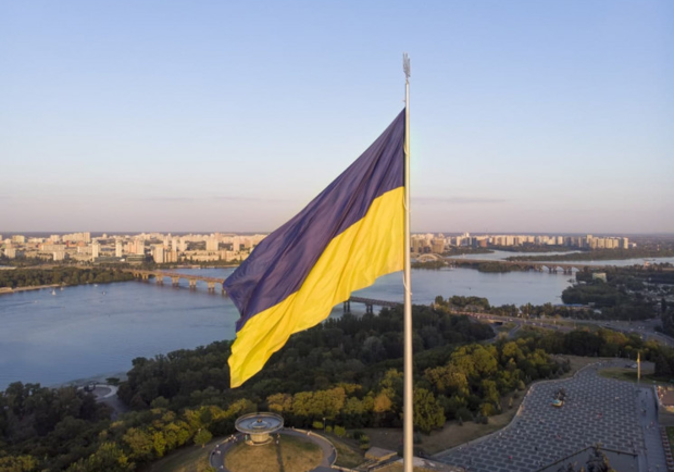 В Киеве порвалось полотно самого высокого флагштока Украины: в чем причина. 